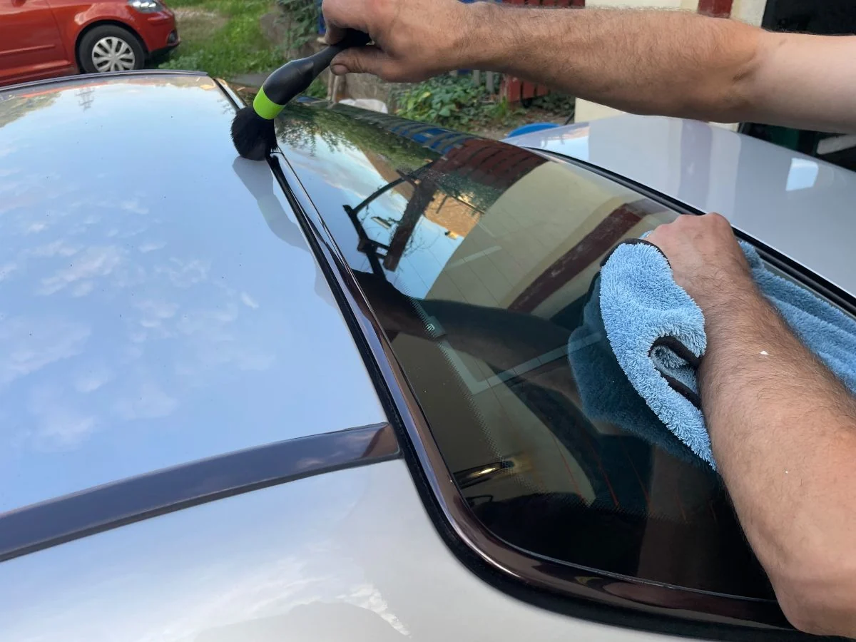 Detailní čištění lišt štětcem a mikrovláknem